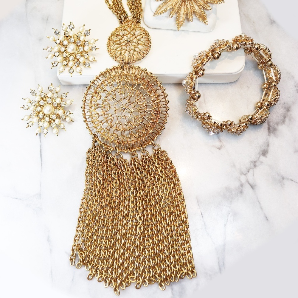 🔱 Gorgeous Vintage 1970s Gold Plated Tassel Chain Round Medallion Necklace 🔱 - Picture 6 of 16